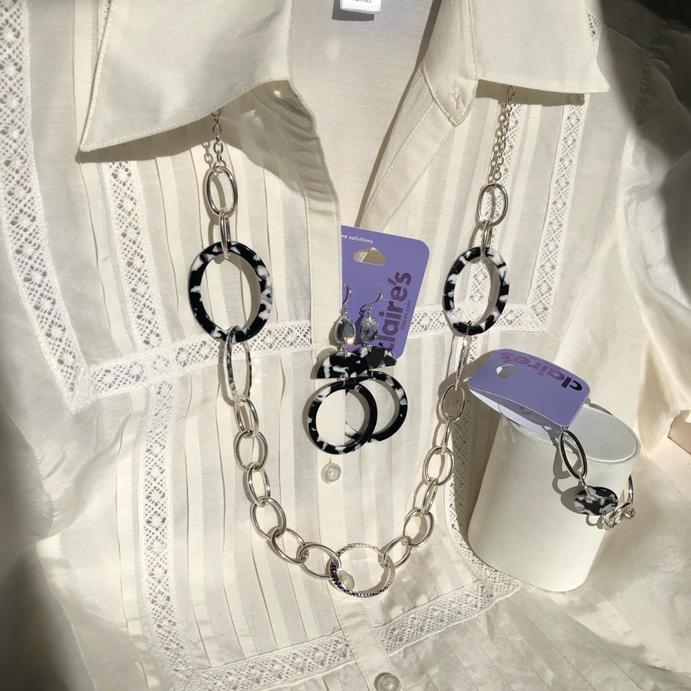 3 piece NWT Claire’s necklace bracelet and earring